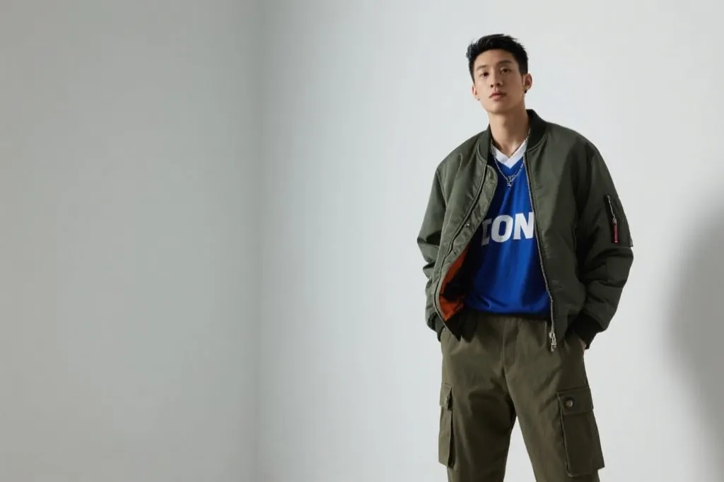 球衣叠穿示意：球衣作为内搭，外搭夹克与简洁配件，体现城市街头质感